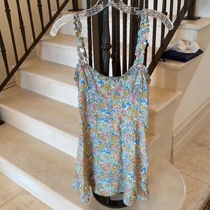 One box of 3 dresses sizes S/XS and 2 Tops size XS